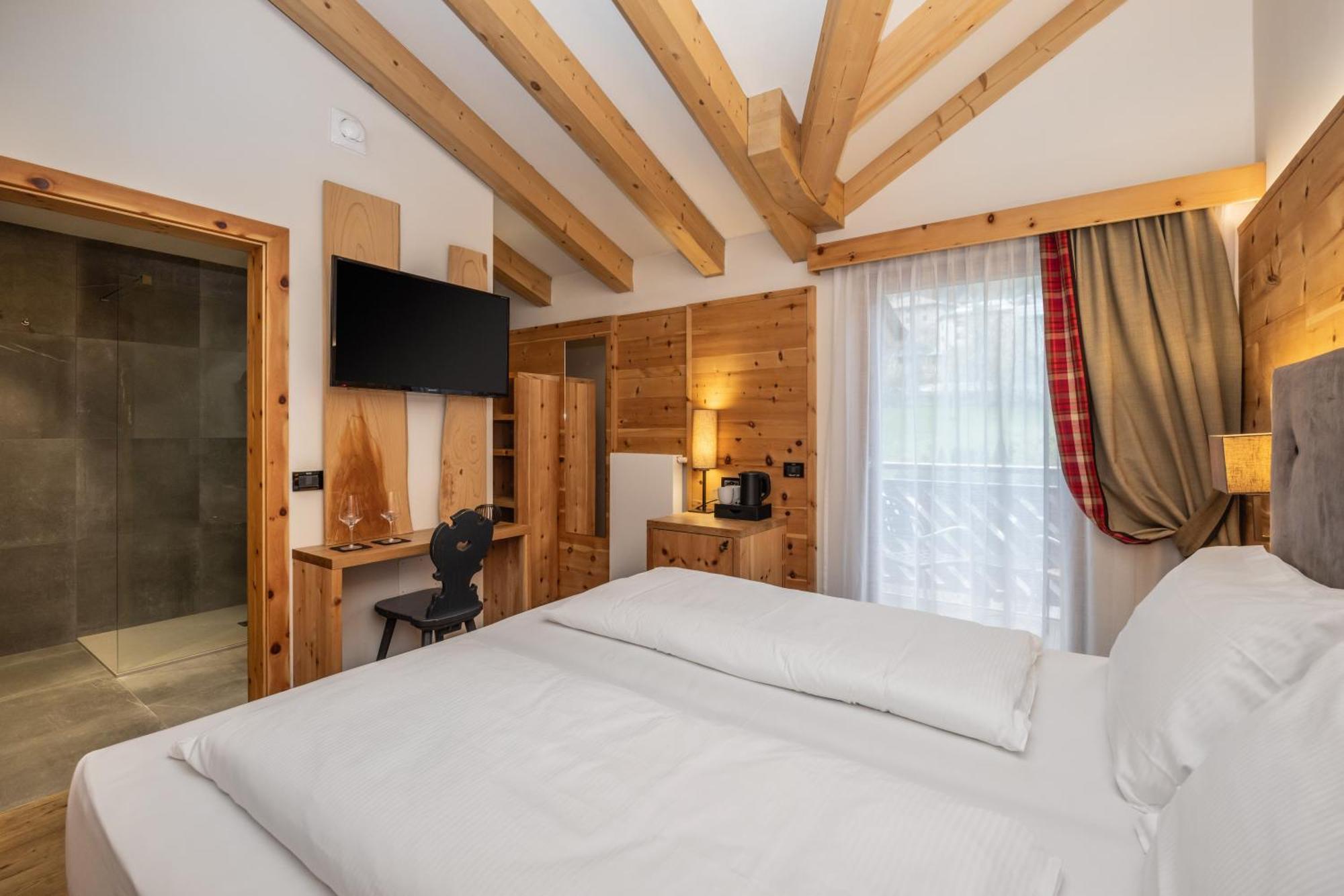Ravelli Luxury Hotel 4*